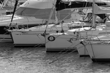 İtalya, Sicilya, Akdeniz, Marina di Ragusa (Ragusa ili); 27 Kasım 2020, limanda lüks yatlar - EDITORIAL