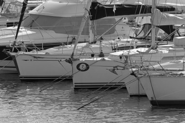 İtalya, Sicilya, Akdeniz, Marina di Ragusa (Ragusa ili); 27 Kasım 2020, limanda lüks yatlar - EDITORIAL