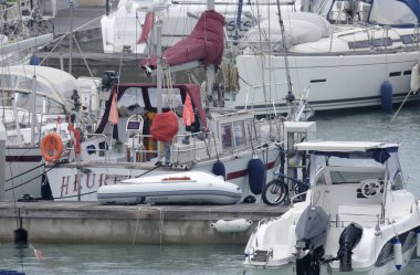 İtalya, Sicilya, Akdeniz, Marina di Ragusa (Ragusa ili); 28 Kasım 2020, limanda lüks yatlar - EDITORIAL