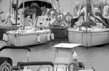 İtalya, Sicilya, Akdeniz, Marina di Ragusa (Ragusa Eyaleti); 28 Kasım 2020, limanda yelkenli tekneleri - EDITORIAL