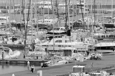 İtalya, Sicilya, Akdeniz, Marina di Ragusa (Ragusa ili); 29 Kasım 2020, limandaki insanlar, motorlu tekneler ve lüks yatlar - EDITORIAL