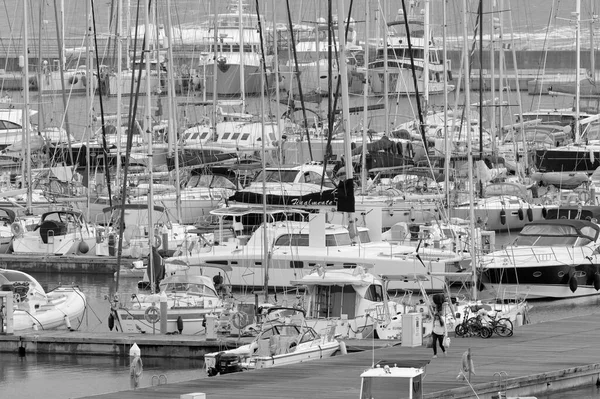 意大利 西西里 地中海 拉古萨港 拉古萨省 2020年11月29日 港口内的人员 汽艇和豪华游艇 Editorial — 图库照片