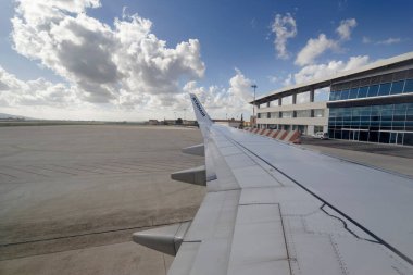 İtalya, Sicilya, Comiso Uluslararası Havaalanı; 21 Ocak 2015, uçak pistte - EDITORIAL