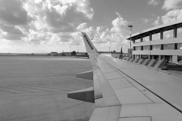 Італія Сицилія Міжнародний Аеропорт Комісо Січня 2015 Року Літак Злітно — стокове фото