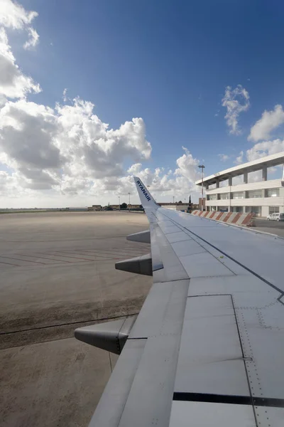 Talya Sicilya Comiso Uluslararası Havaalanı Ocak 2015 Uçak Pistte Editorial — Stok fotoğraf