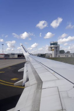 İtalya, Sicilya, Comiso Uluslararası Havaalanı; 21 Ocak 2015, uçak pistte - EDITORIAL