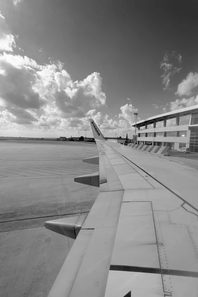Talya Sicilya Comiso Uluslararası Havaalanı Ocak 2015 Uçak Pistte Editorial — Stok fotoğraf
