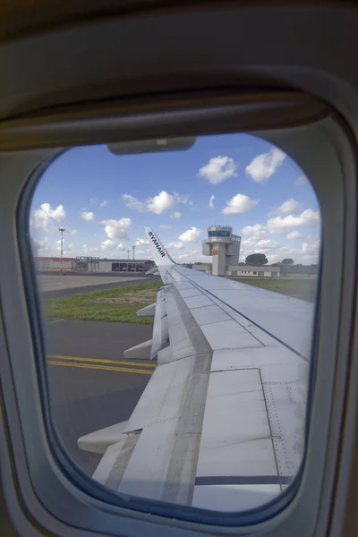 Ιταλία Σικελία Διεθνές Αεροδρόμιο Comiso Ιανουαρίου 2015 Αεροπλάνο Στον Διάδρομο — Φωτογραφία Αρχείου