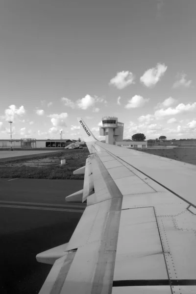 Itália Sicília Aeroporto Internacional Comiso Janeiro 2015 Avião Pista Editorial — Fotografia de Stock