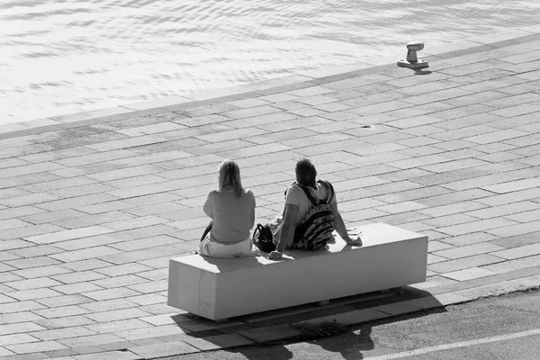 意大利 西西里 拉古萨 拉古萨省 的玛丽娜 拉古萨 夫妇坐在港口的长椅上 — 图库照片