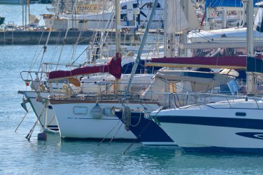 İtalya, Sicilya, Akdeniz, Marina di Ragusa (Ragusa Eyaleti); 1 Aralık 2020, limanda lüks yatlar - EDITORIAL