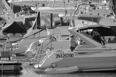 İtalya, Sicilya, Akdeniz, Marina di Ragusa (Ragusa Eyaleti); 1 Aralık 2020, limandaki lüks yatlarda yaşayan insanlar - EDITORIAL