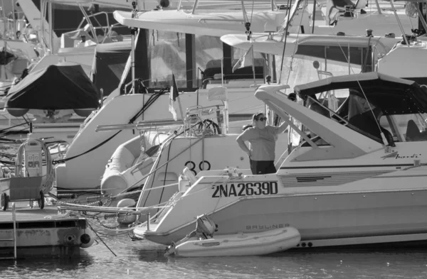 イタリア シチリア島 地中海 マリーナ ラグーザ ラグーザ州 12月2020 ポート内の高級ヨットの人々 Editorial — ストック写真