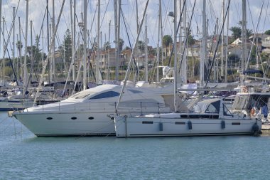 İtalya, Sicilya, Akdeniz, Marina di Ragusa (Ragusa ili); 1 Aralık 2020, limanda lüks yatlar - EDITORIAL