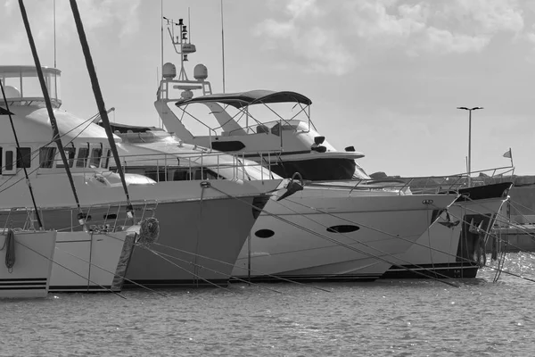 イタリア シチリア島 地中海 マリーナ ラグーザ ラグーザ州 12月2020 ポート内の高級ヨット Editorial — ストック写真