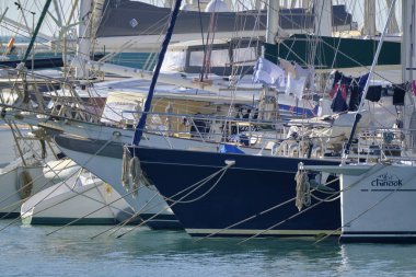 İtalya, Sicilya, Akdeniz, Marina di Ragusa (Ragusa ili); 1 Aralık 2020, limanda lüks yatlar - EDITORIAL