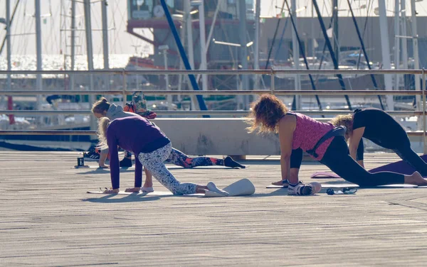 Talya Sicilya Marina Ragusa Ragusa Eyaleti Limanda Egzersiz Yapan Kızlar — Stok fotoğraf