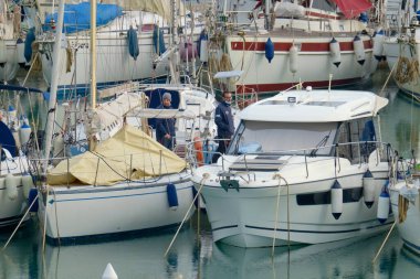 İtalya, Sicilya, Akdeniz, Marina di Ragusa (Ragusa Eyaleti); 3 Aralık 2020, limandaki insanlar ve lüks yatlar - EDITORIAL