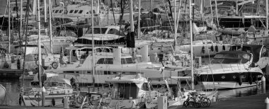 İtalya, Sicilya, Akdeniz, Marina di Ragusa; 4 Aralık 2020, günbatımında limanda lüks yatlar