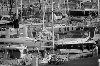 İtalya, Sicilya, Akdeniz, Marina di Ragusa; 4 Aralık 2020, günbatımında limanda lüks yatlar