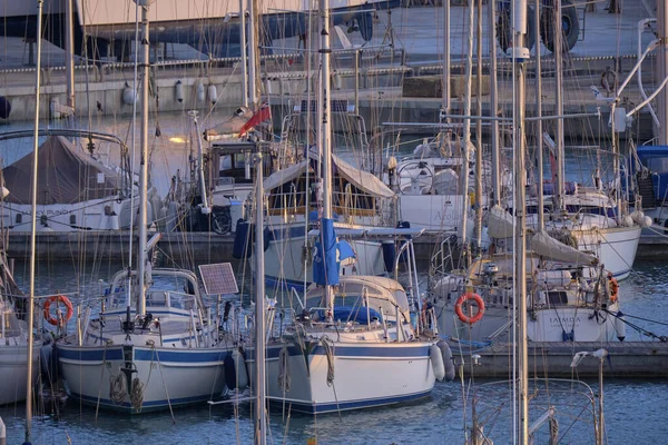 イタリア シチリア島 地中海 マリーナ ラグーザ 12月2020 夕日の港で豪華なヨット Editorial — ストック写真