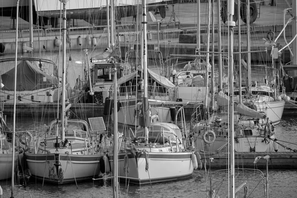 意大利 西西里 地中海 拉古萨码头 2020年12月4日 日落时港口的豪华游艇 Editorial — 图库照片