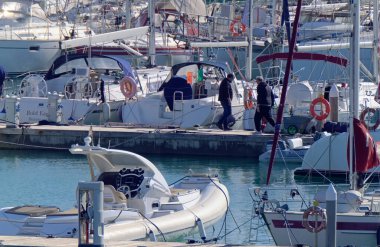 İtalya, Sicilya, Akdeniz, Marina di Ragusa (Ragusa Eyaleti); 5 Aralık 2020, limandaki insanlar ve lüks yatlar - EDITORIAL