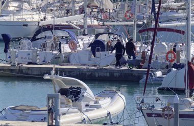 İtalya, Sicilya, Akdeniz, Marina di Ragusa (Ragusa Eyaleti); 5 Aralık 2020, limandaki insanlar ve lüks yatlar - EDITORIAL