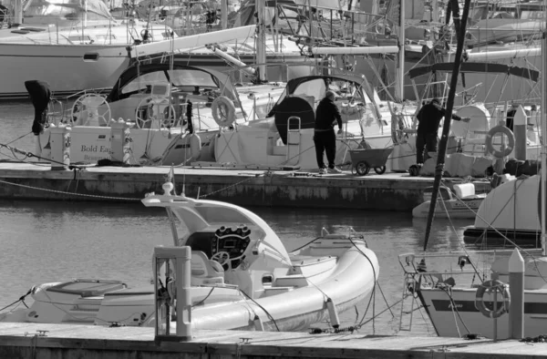 意大利 西西里 地中海 拉古萨港 拉古萨省 2020年12月5日 港口内的人员和豪华游艇 Editorial — 图库照片