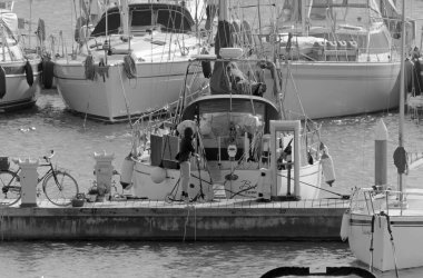 İtalya, Sicilya, Akdeniz, Marina di Ragusa (Ragusa Eyaleti); 6 Aralık 2020, limandaki insanlar ve lüks yatlar - EDITORIAL