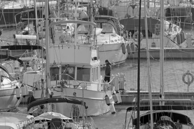 İtalya, Sicilya, Akdeniz, Marina di Ragusa (Ragusa Eyaleti); 8 Aralık 2020, limandaki insanlar ve lüks yatlar - EDITORIAL