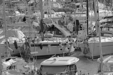 İtalya, Sicilya, Akdeniz, Marina di Ragusa (Ragusa ili); 8 Aralık 2020, limanda lüks yatlar - EDITORIAL