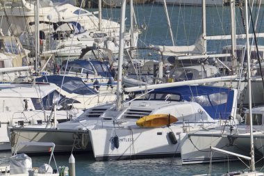 İtalya, Sicilya, Akdeniz, Marina di Ragusa (Ragusa ili); 9 Aralık 2020, limanda lüks yatlar - EDITORIAL