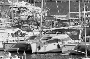 İtalya, Sicilya, Akdeniz, Marina di Ragusa (Ragusa ili); 9 Aralık 2020, limanda lüks yatlar - EDITORIAL