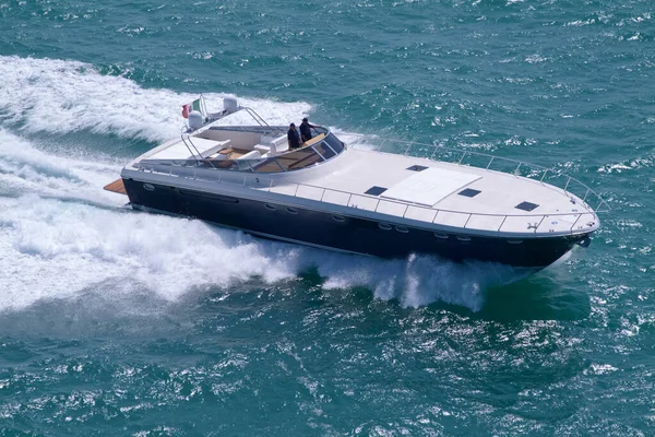 Italien Mittelmeer Luftaufnahme Von Menschen Auf Einer Luxusjacht — Stockfoto