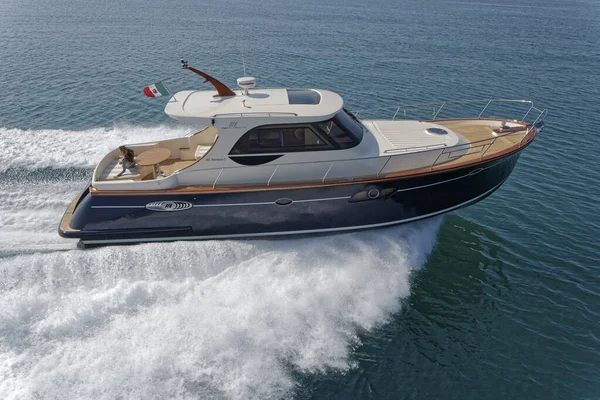 İtalya, Fiumicino (Roma), 12 Mart 2007, Newport 46 ABATI YACHTS lüks yat, hava manzaralı - EDITORIAL