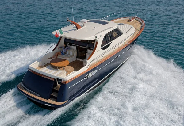 İtalya, Fiumicino (Roma), 12 Mart 2007, Newport 46 ABATI YACHTS lüks yat, hava manzaralı - EDITORIAL