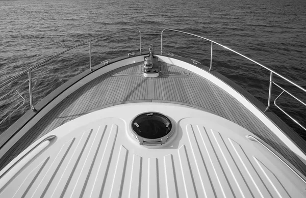 意大利Tuscany Viareggio Newport Abati Yachts豪华游艇 俯瞰船头 — 图库照片