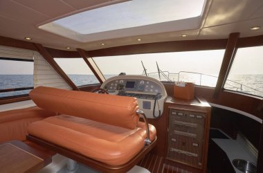 İtalya, Tuscany, Viareggio, 12 Mart 2007, Newport 46 ABATI YACHTS lüks yat, restoran, sürücü konsolu