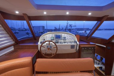 İtalya, Tuscany, Viareggio, 12 Mart 2007, Newport 46 ABATI YACHTS lüks yat, restoran, sürücü konsolu