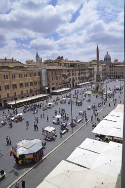 İtalya, Roma, insanların manzarası ve Navona Meydanı 'ndaki Nehir Çeşmesi