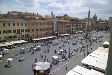 İtalya, Roma, insanların manzarası ve Navona Meydanı 'ndaki Nehir Çeşmesi