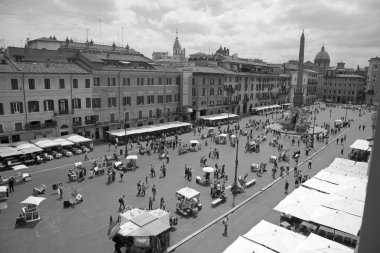 İtalya, Roma, insanların manzarası ve Navona Meydanı 'ndaki Nehir Çeşmesi