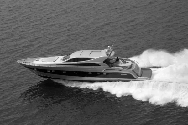 İtalya, Fiumicino (Roma), 4 Mayıs 2005, ALFAMARINE 78 lüks yatta, hava manzaralı - EDITORIAL