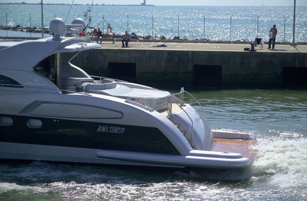 Italy Fiumicino Rome September 2004 Alfamarine Luxury Yacht Enntering Port — Stock Photo, Image