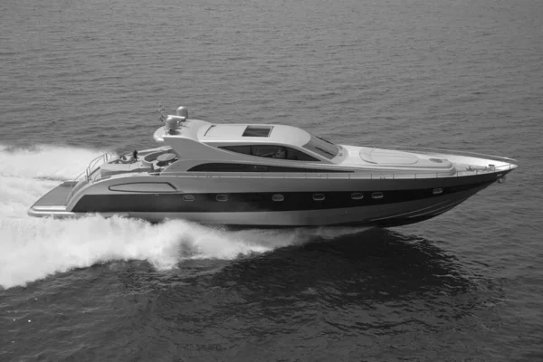 İtalya, Fiumicino (Roma), 3 Mayıs 2005, ALFAMARINE 78 lüks yatta, hava manzaralı - EDITORIAL