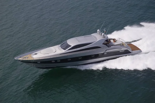 İtalya, Fiumicino (Roma), 3 Mayıs 2005, ALFAMARINE 78 lüks yatta, hava manzaralı - EDITORIAL