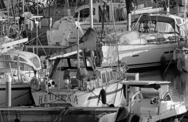 İtalya, Sicilya, Akdeniz, Marina di Ragusa (Ragusa ili); 1 Ocak 2021, limanda lüks yatlar - EDITORIAL