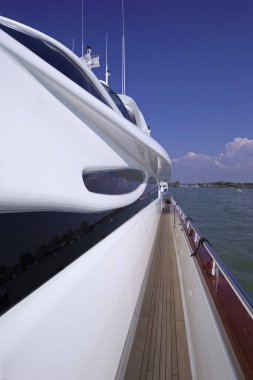 İtalya, Fiumicino (Roma); 26 Eylül 2005, limandaki MAIORA lüks yatı, yan koridor manzarası - EDITORIAL