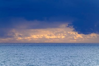 İtalya, Sicilya, Akdeniz, Sicilya Kanalı 'nda kışın fırtına bulutları
